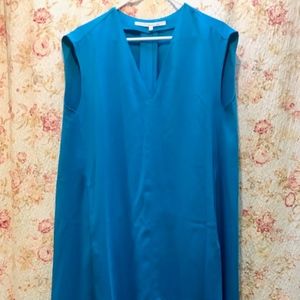 Modern, silky tunic with pockets!